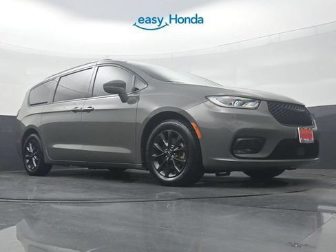 Used 2021 Chrysler Pacifica Touring-L w/ Uconnect Theater Family Group FWD image 27