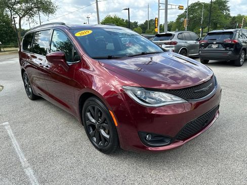 Used 2019 Chrysler Pacifica Touring-L FWD image 4