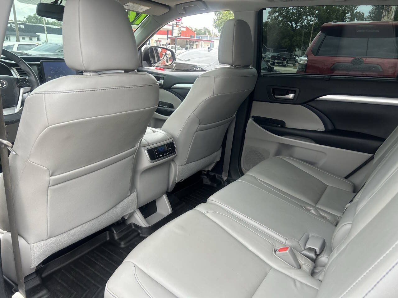 Used 2016 Toyota Highlander XLE AWD/4WD image 16