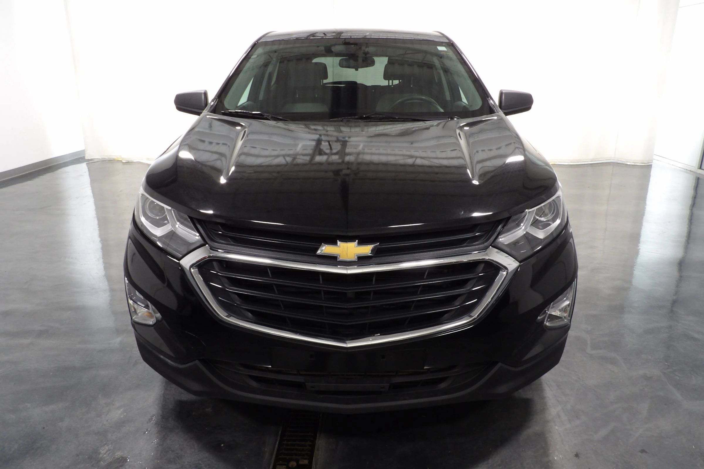 Used 2019 Chevrolet Equinox LS w/ LS Convenience Package FWD image 2