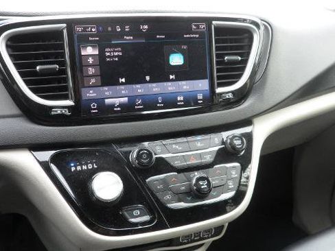 Used 2024 Chrysler Pacifica Touring-L FWD image 5