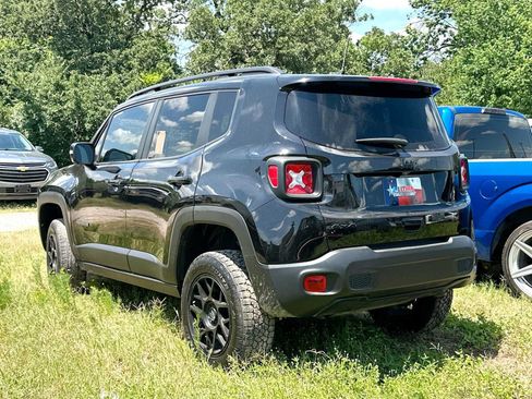 Used 2023 Jeep Renegade Latitude AWD/4WD image 3