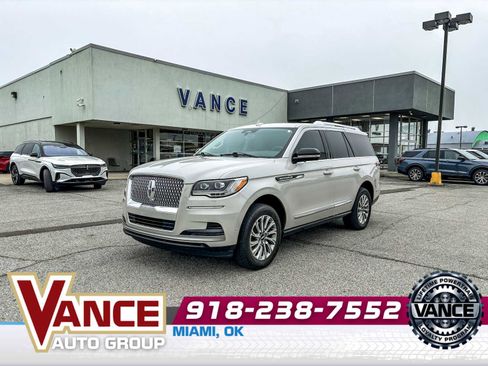 Used 2024 Lincoln Navigator Premiere AWD/4WD image 3