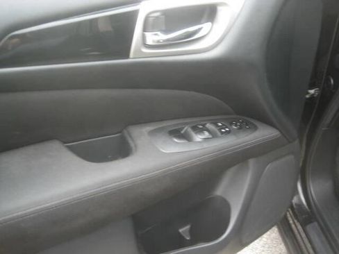 Used 2017 Nissan Pathfinder SV w/ SV Cold Weather Package image 18