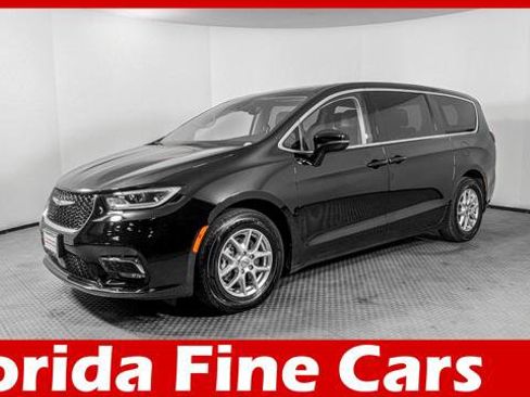 Used 2024 Chrysler Pacifica Touring-L image 1