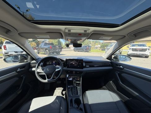 Used 2025 Volkswagen Jetta SE FWD image 27