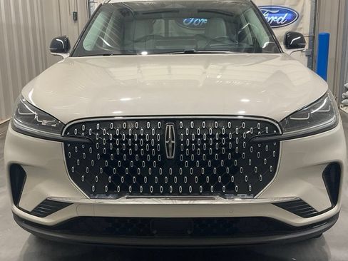 Used 2025 Lincoln Aviator Reserve w/ Equipment Group 201A AWD/4WD image 3