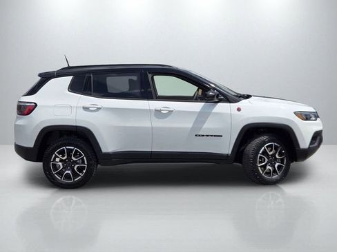Used 2025 Jeep Compass Trailhawk AWD/4WD image 3