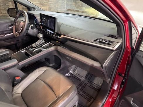 Used 2025 Toyota Sienna XSE w/ XSE Plus Package AWD/4WD image 31