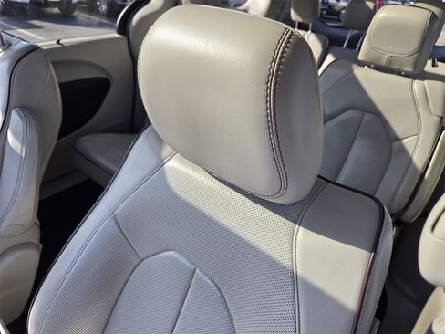 Used 2018 Chrysler Pacifica Limited image 22