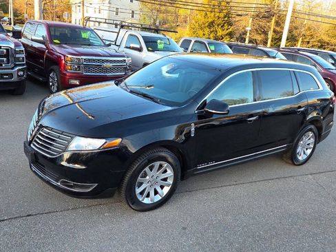 Used 2019 Lincoln MKT AWD image 2