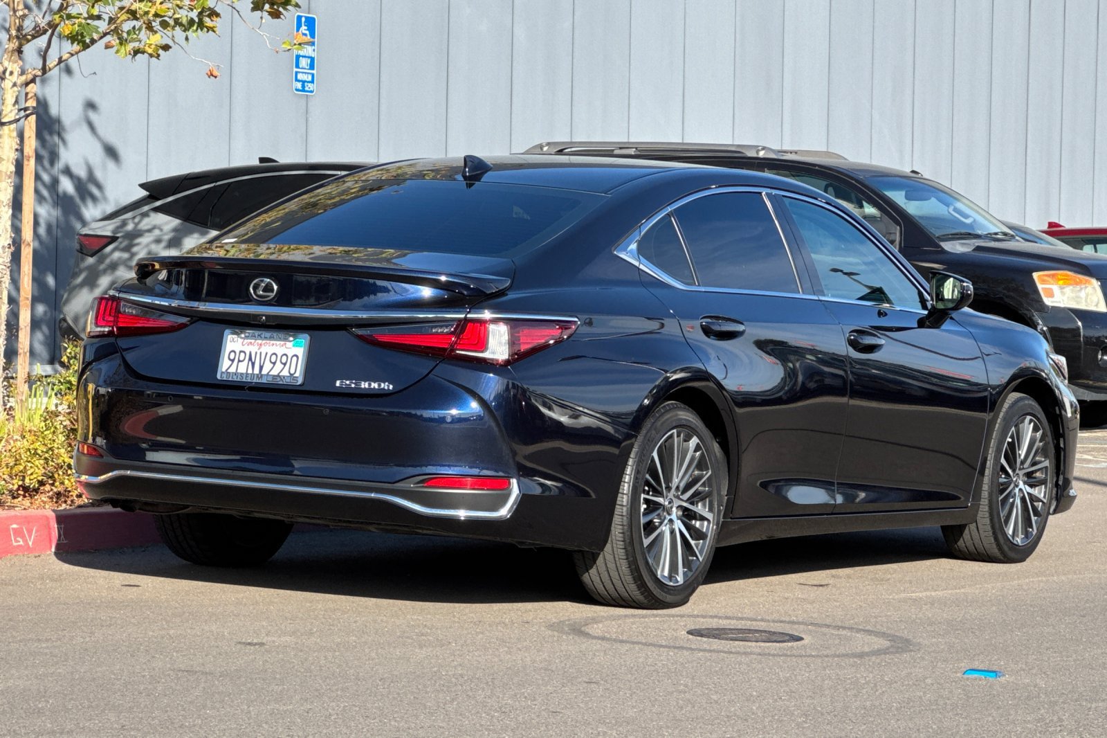 Used 2025 Lexus ES 300h w/ Premium Package FWD image 4