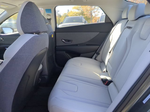 Used 2025 Hyundai Elantra Limited FWD image 12