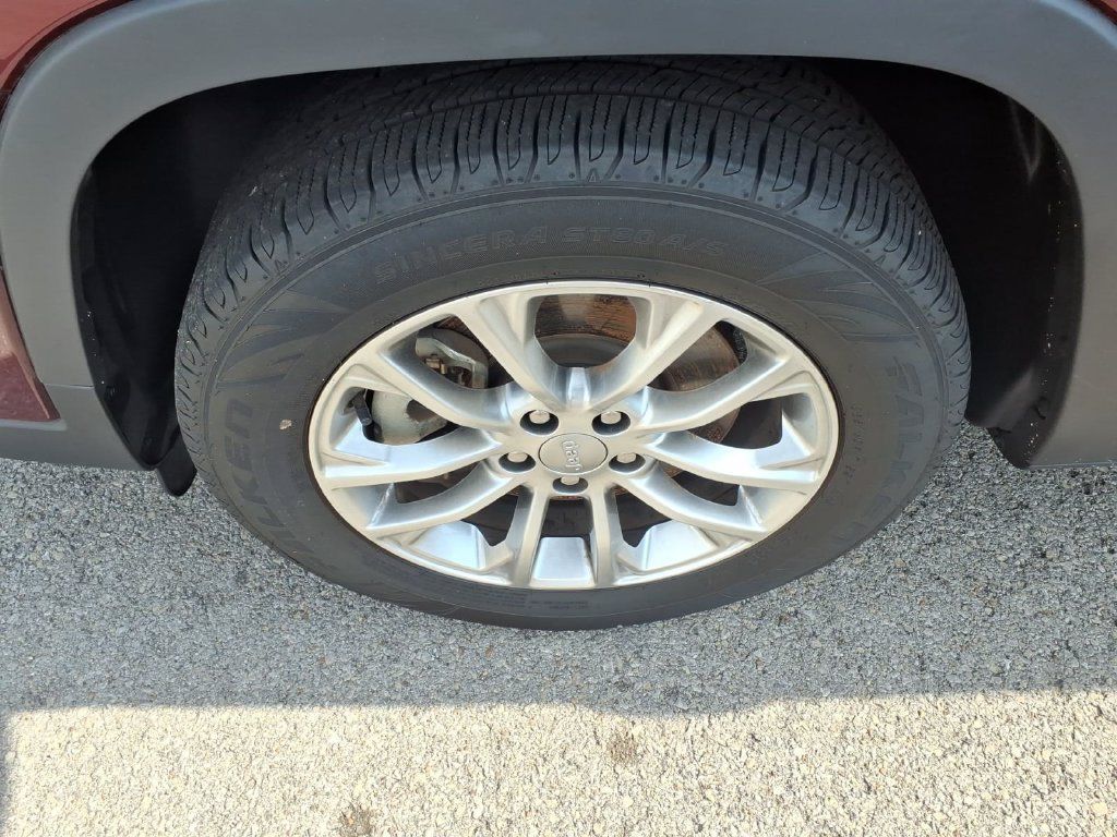 Used 2022 Jeep Cherokee Latitude Lux w/ Mopar Interior Package FWD image 5