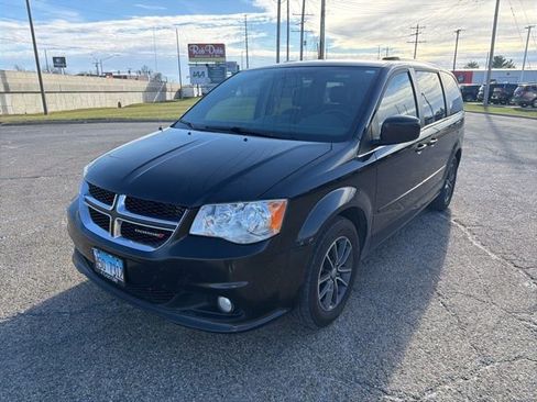 Used 2017 Dodge Grand Caravan SXT w/ Driver Convenience Group image 3