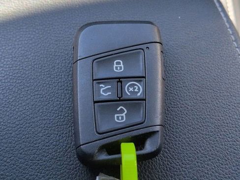 Used 2023 Volkswagen Tiguan SE w/ Panoramic Sunroof Package image 33