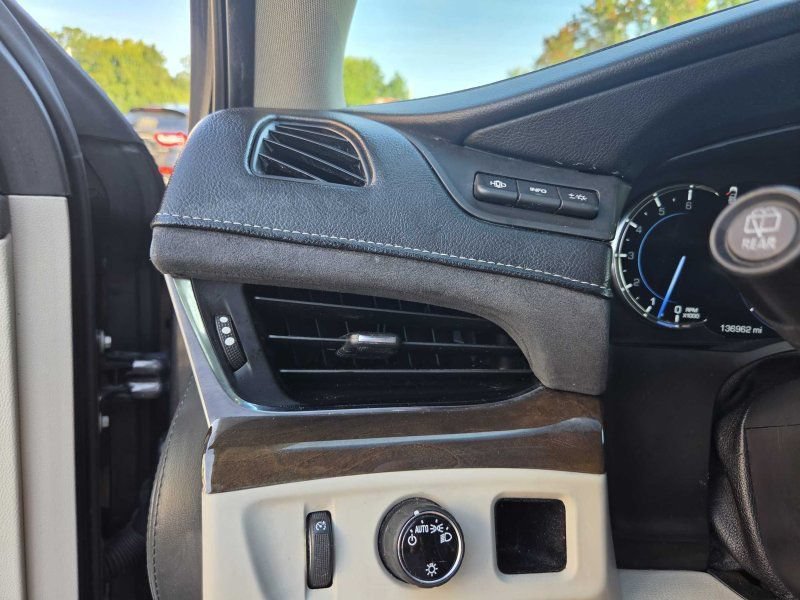 Used 2018 Cadillac Escalade ESV Luxury RWD image 17