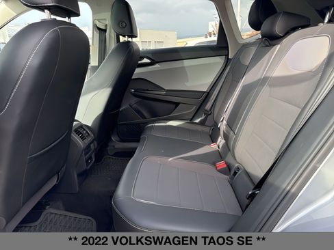 Used 2022 Volkswagen Taos SE w/ Panoramic Sunroof Package image 11