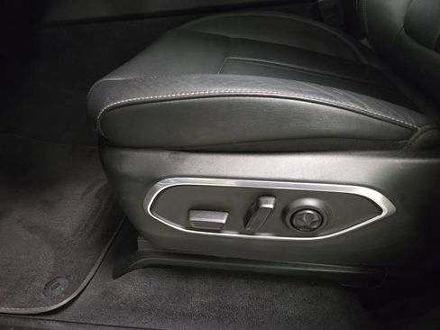Used 2025 Jeep Wagoneer L Series II w/ 8-pass Seating Package AWD/4WD image 15