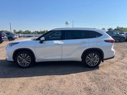 Used 2022 Toyota Highlander Platinum AWD/4WD image 2