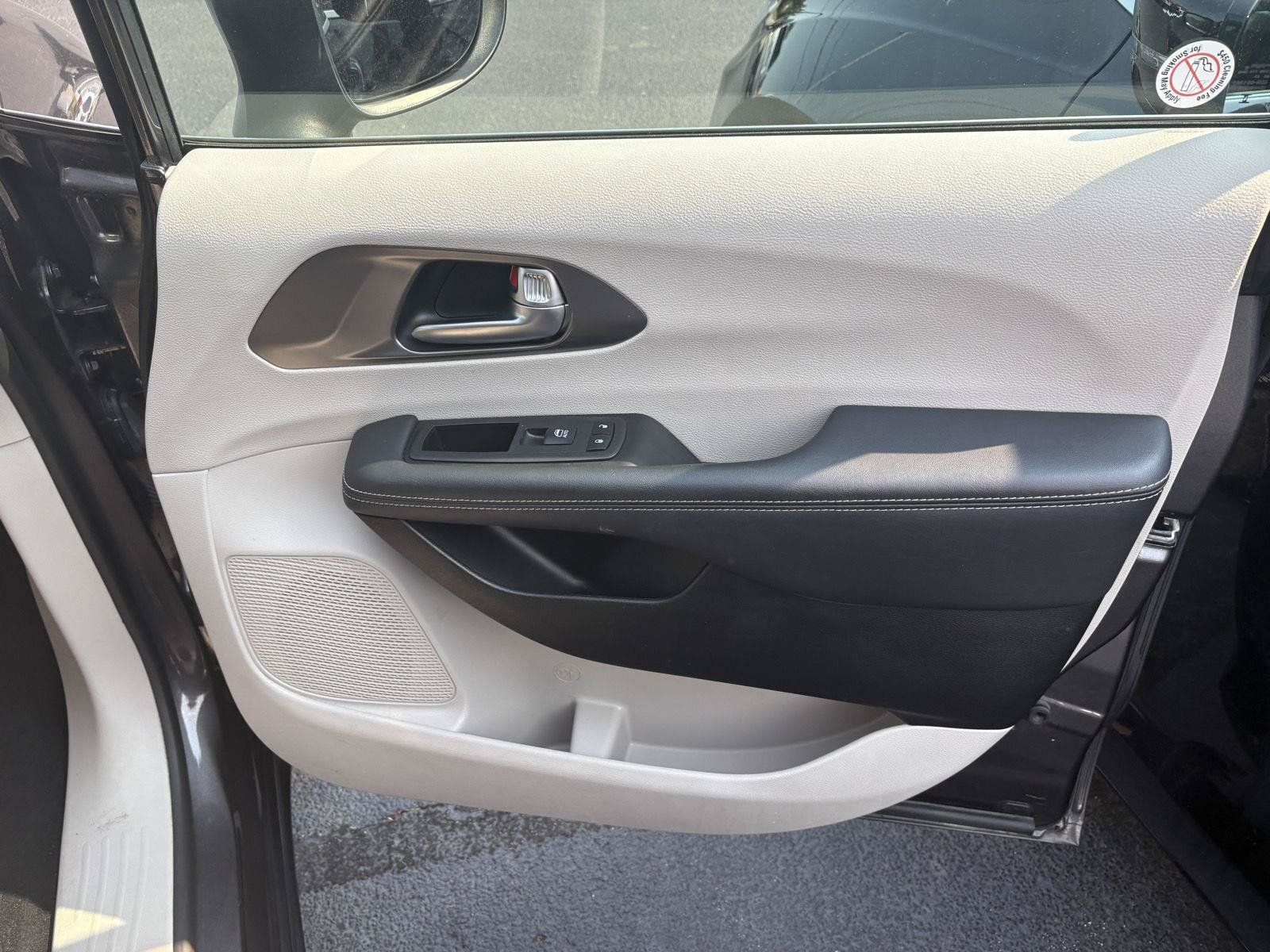 Used 2023 Chrysler Pacifica Touring-L FWD image 18