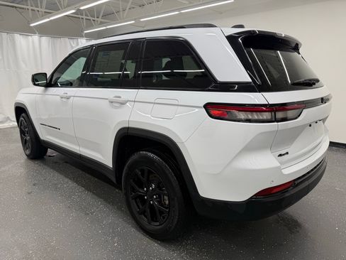 Used 2025 Jeep Grand Cherokee Altitude AWD/4WD image 3