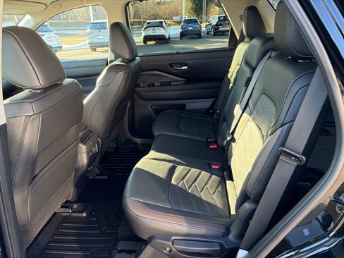 Used 2025 Nissan Pathfinder Platinum w/ Black Appearance Package image 6