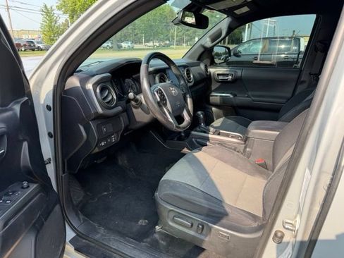 Used 2020 Toyota Tacoma SR5 AWD/4WD image 10
