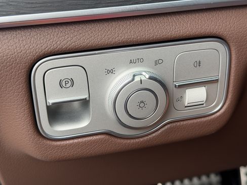 Used 2025 Mercedes-Benz GLS 450 4MATIC image 32