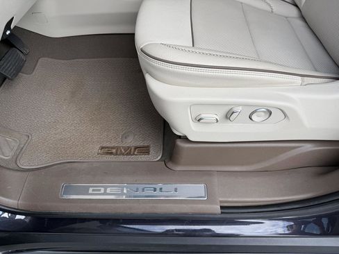 Used 2024 GMC Yukon XL Denali image 12