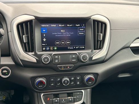 Used 2024 GMC Terrain SLT image 30