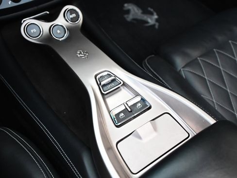 Used 2010 Ferrari California RWD image 36