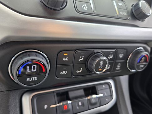 Certified 2023 GMC Acadia SLT FWD image 29