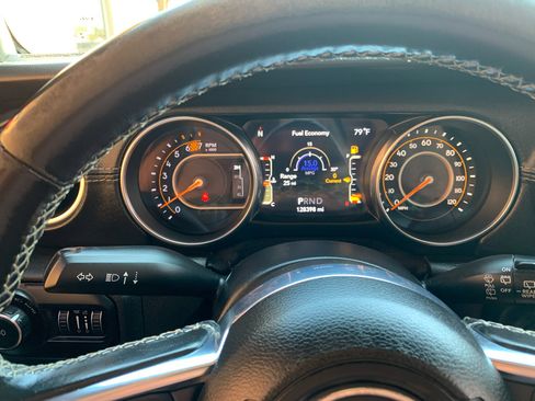 Used 2019 Jeep Wrangler Unlimited Sahara image 27
