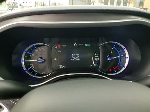 Used 2024 Chrysler Pacifica Limited FWD image 21