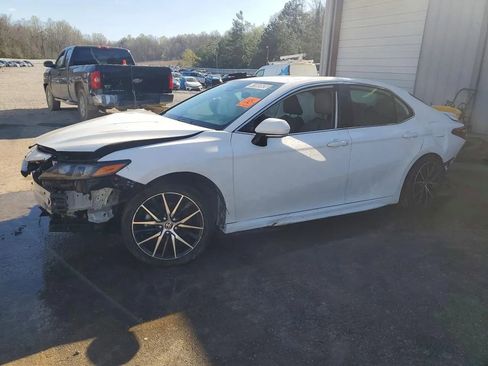 Used 2022 Toyota Camry SE FWD image 1