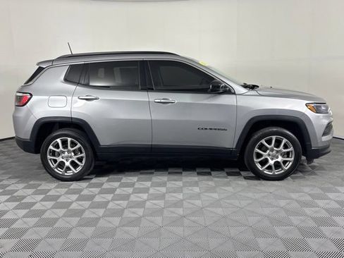 Used 2022 Jeep Compass Latitude AWD/4WD image 5