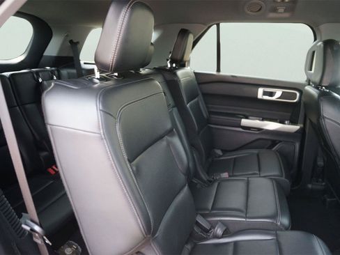 Used 2024 Ford Explorer XLT w/ Equipment Group 202A RWD image 18