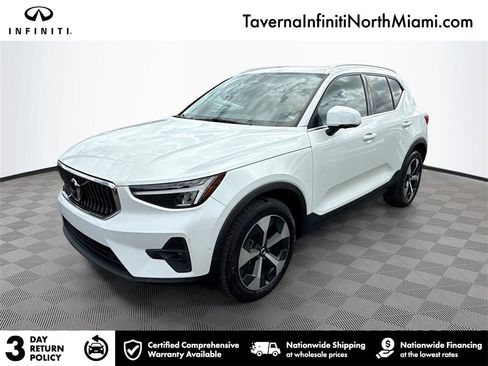 Used 2024 Volvo XC40 B5 Plus image 1
