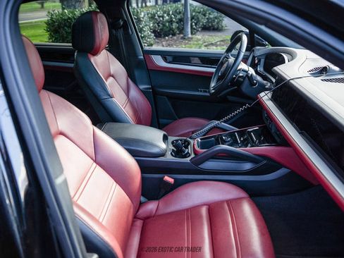 Used 2024 Porsche Cayenne S image 39