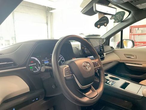 Used 2024 Toyota Sienna Limited AWD/4WD image 9