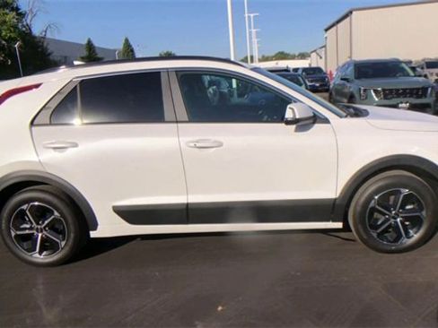 New 2025 Kia Niro EX image 4