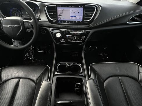 Used 2024 Chrysler Pacifica Limited w/ S Appearance Package image 16