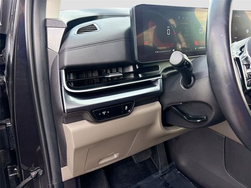 Used 2025 Kia Carnival FWD image 10