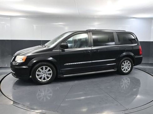 Used 2013 Chrysler Town & Country Touring image 9