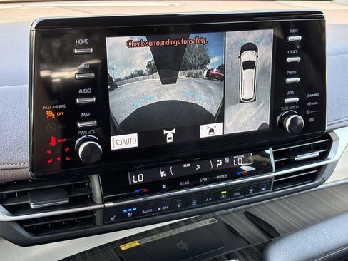 Used 2023 Toyota Sienna Platinum image 32