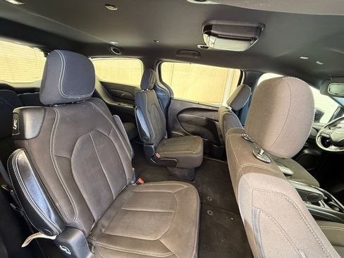 Used 2020 Chrysler Pacifica Touring w/ S Appearance Package FWD image 14