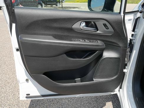 Used 2025 Chrysler Pacifica Select FWD image 25
