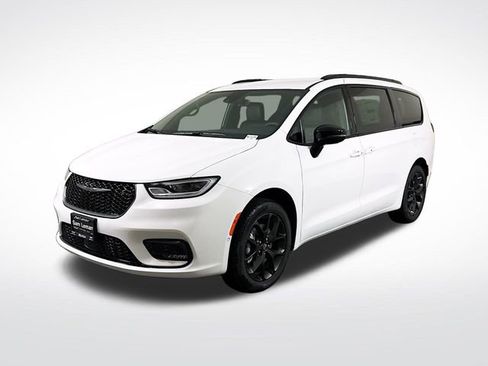 New 2026 Chrysler Pacifica Select w/ S Appearance Package image 3