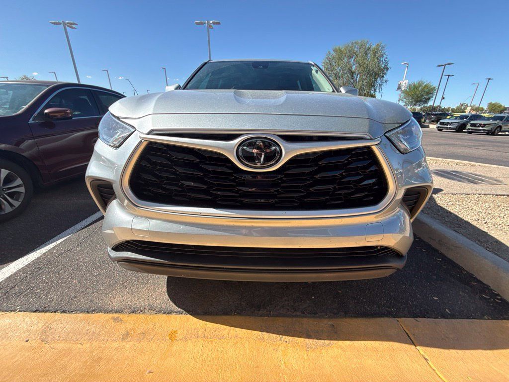 Used 2020 Toyota Highlander L FWD image 3
